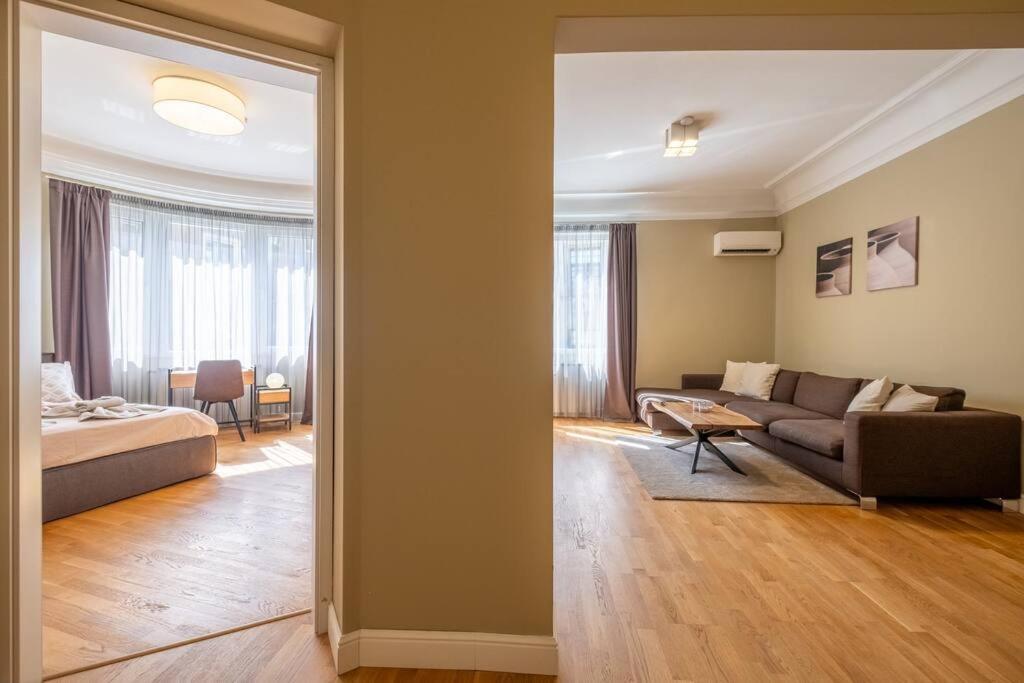 Stunning Luxury 3 Bedroom Apt In The Heart Of Town Sofia Extérieur photo