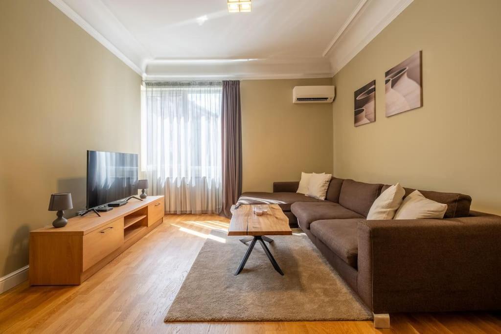 Stunning Luxury 3 Bedroom Apt In The Heart Of Town Sofia Extérieur photo